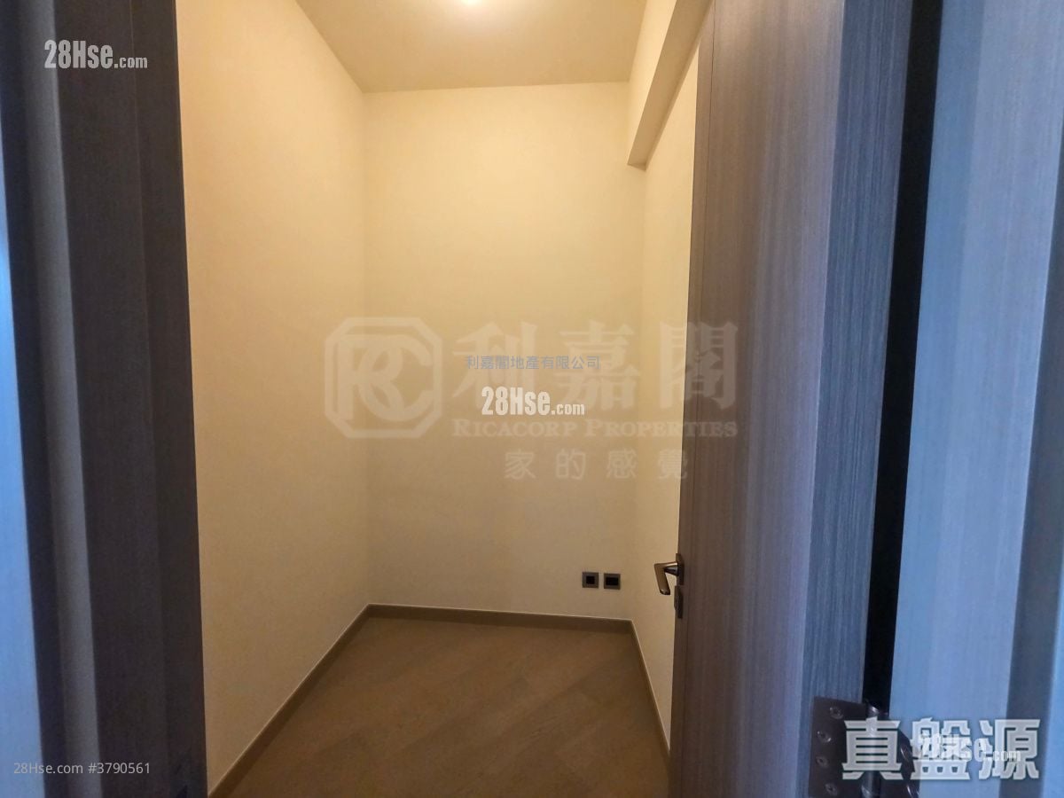 Pano Harbour Rental 781 ft²