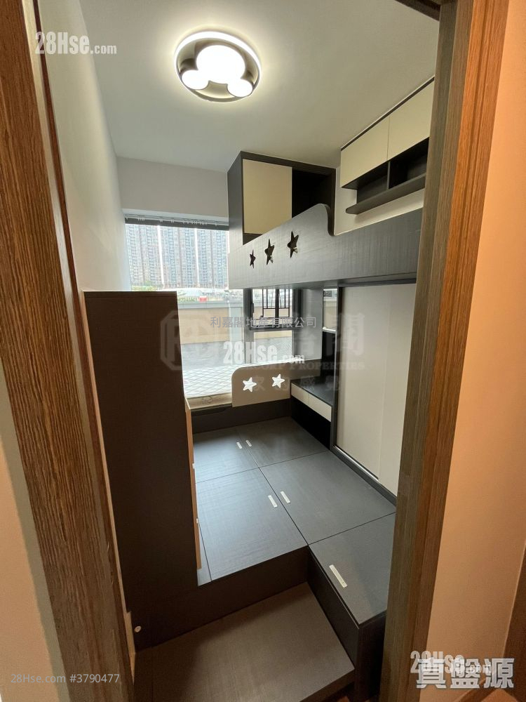 Aurora Sell 2 Bedrooms , 1 Bathroom 423 ft²