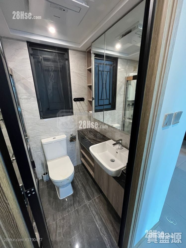 Aurora Sell 2 Bedrooms , 1 Bathroom 423 ft²