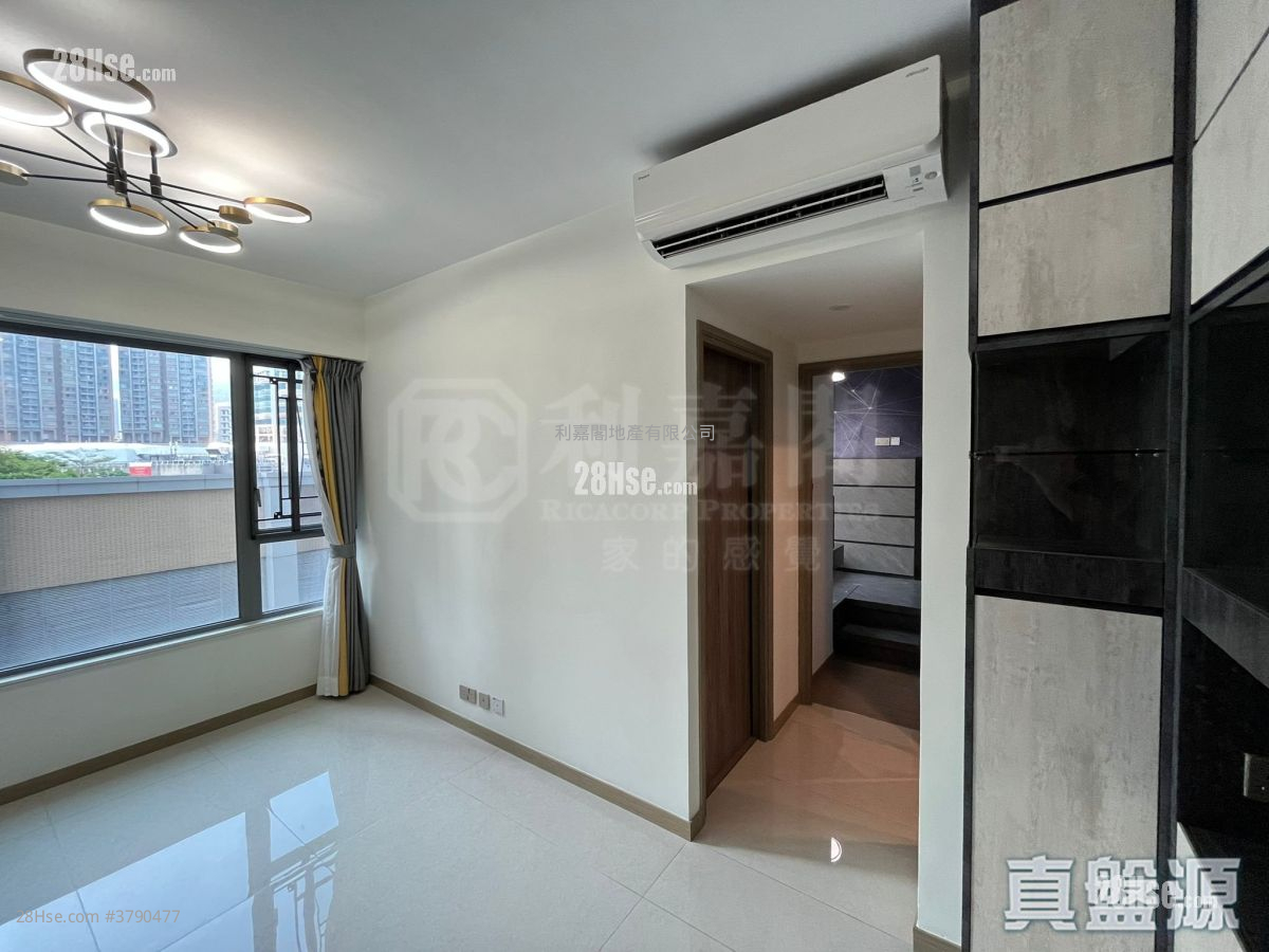 Aurora Sell 2 Bedrooms , 1 Bathroom 423 ft²