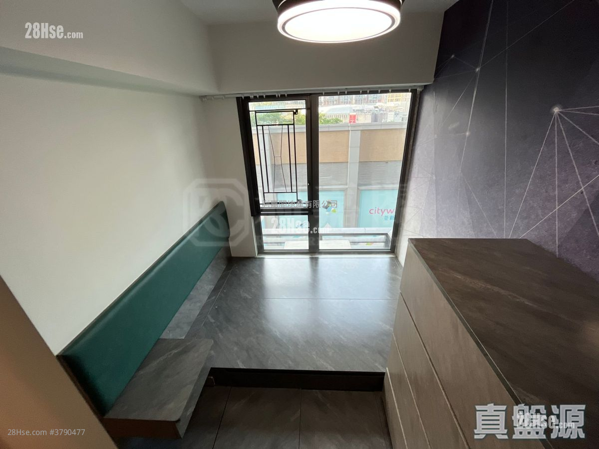 Aurora Sell 2 Bedrooms , 1 Bathroom 423 ft²