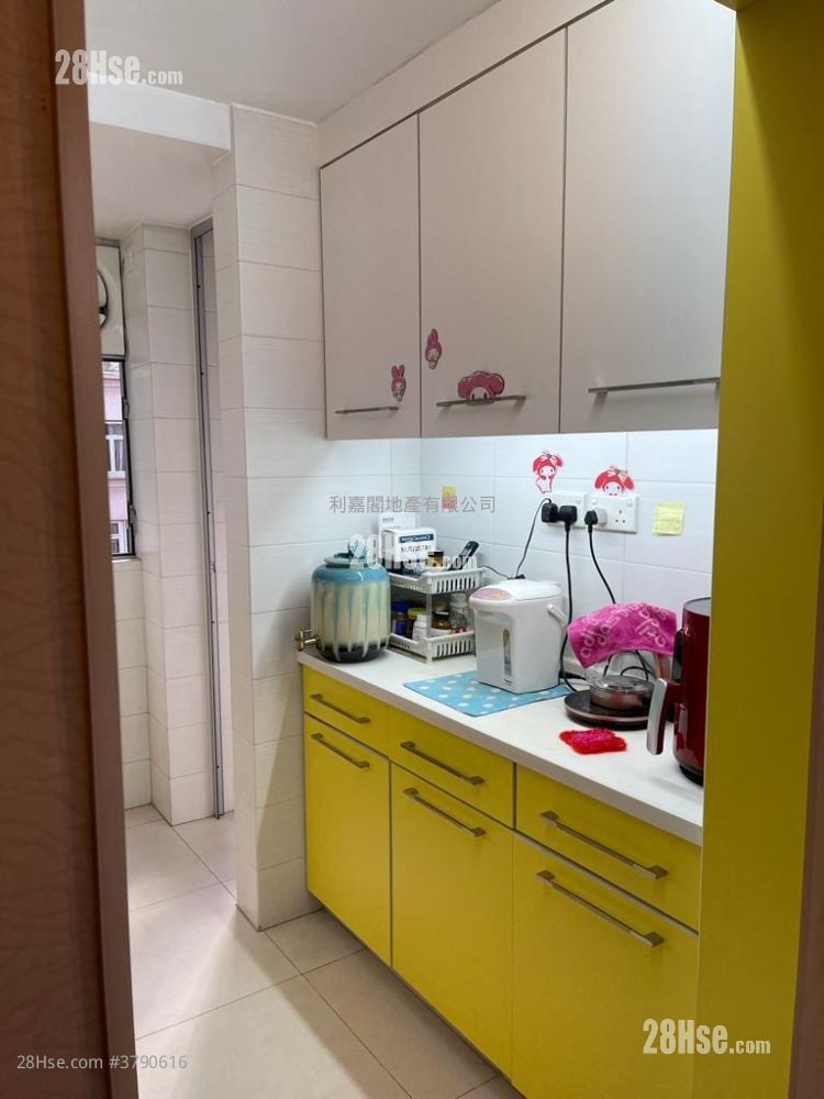 Mei Foo Sun Chuen Sell 4 Bedrooms , 2 Bathrooms 1,327 ft²