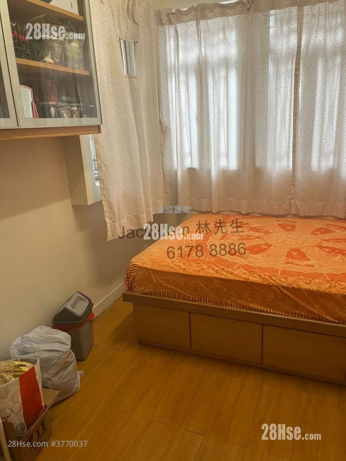 Man Wai Building Sell 4 Bedrooms , 2 Bathrooms 850 ft²