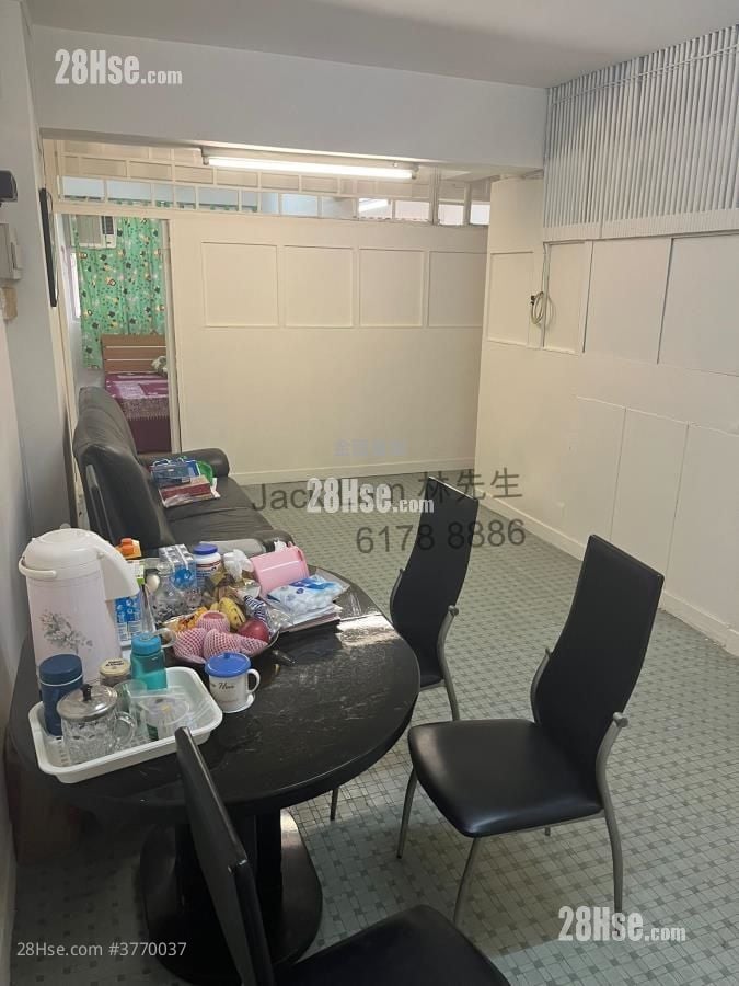 Man Wai Building Sell 4 Bedrooms , 2 Bathrooms 850 ft²