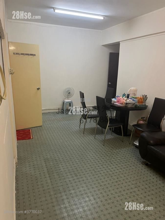 Man Wai Building Sell 4 Bedrooms , 2 Bathrooms 850 ft²