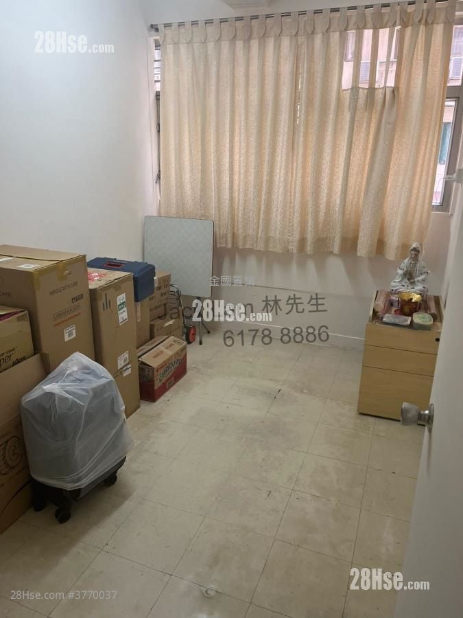Man Wai Building Sell 4 Bedrooms , 2 Bathrooms 850 ft²