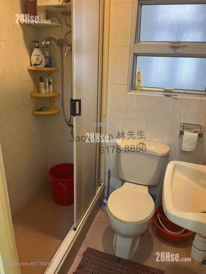 Man Wai Building Sell 4 Bedrooms , 2 Bathrooms 850 ft²