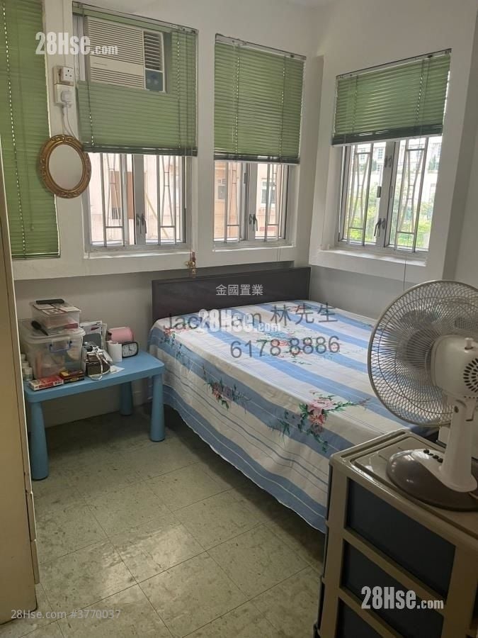 Man Wai Building Sell 4 Bedrooms , 2 Bathrooms 850 ft²