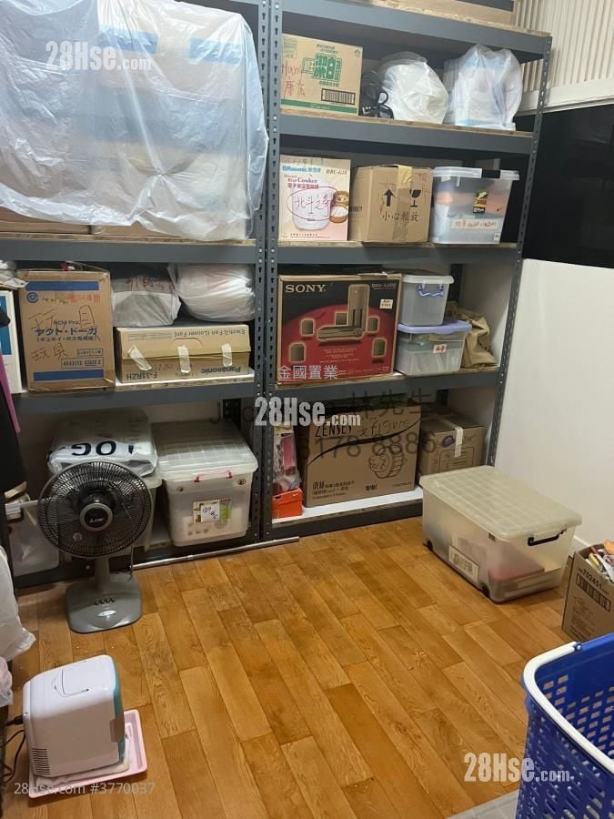 Man Wai Building Sell 4 Bedrooms , 2 Bathrooms 850 ft²