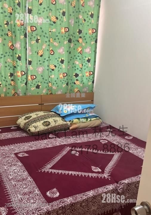 Man Wai Building Sell 4 Bedrooms , 2 Bathrooms 850 ft²