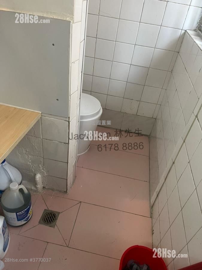 Man Wai Building Sell 4 Bedrooms , 2 Bathrooms 850 ft²