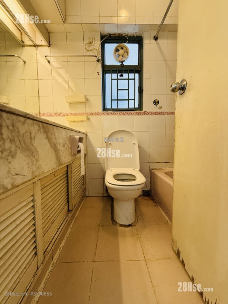 Sea Crest Villa Sell 2 Bedrooms , 1 Bathroom 454 ft²