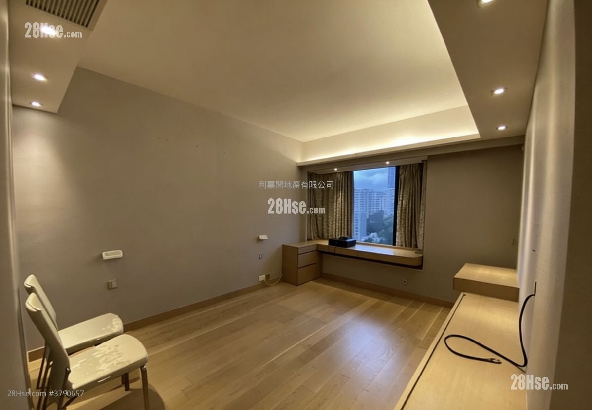 King's Park Hill Sell 3 Bedrooms 1,230 ft²