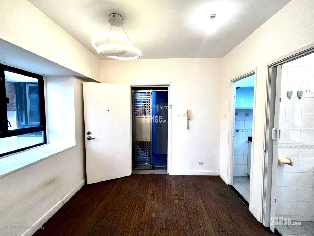 Shun King Court Sell 2 Bedrooms , 1 Bathroom 258 ft²