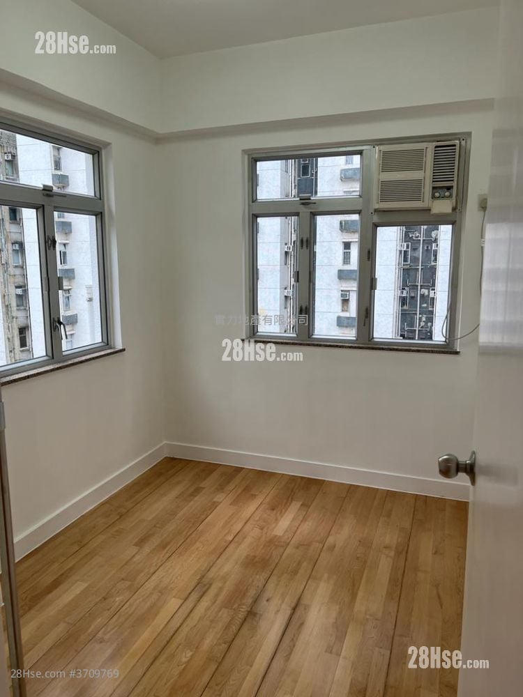 Luen Tak Apartments Sell 2 Bedrooms , 1 Bathroom 415 ft²