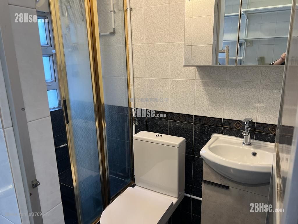 Luen Tak Apartments Sell 2 Bedrooms , 1 Bathroom 415 ft²