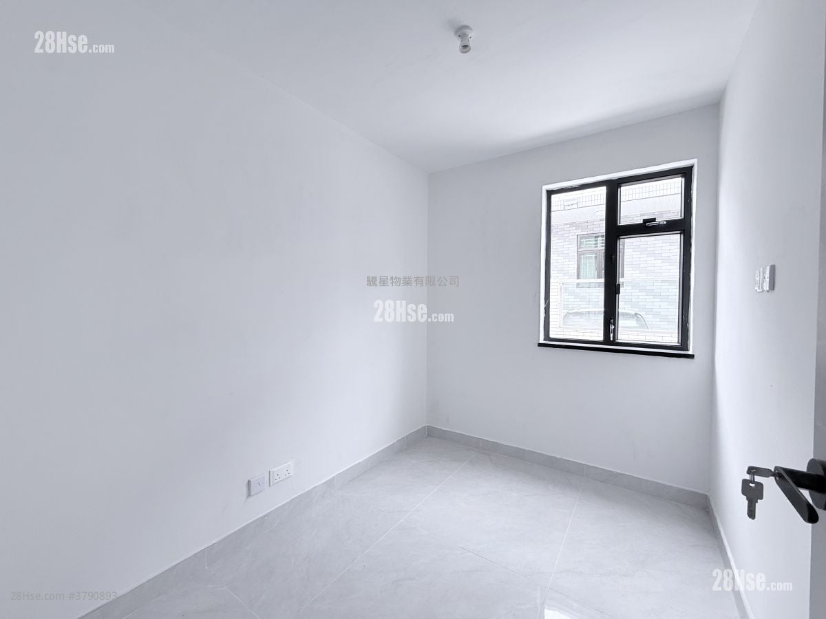 村屋 售盘 3 房 , 2 浴室 700 平方尺