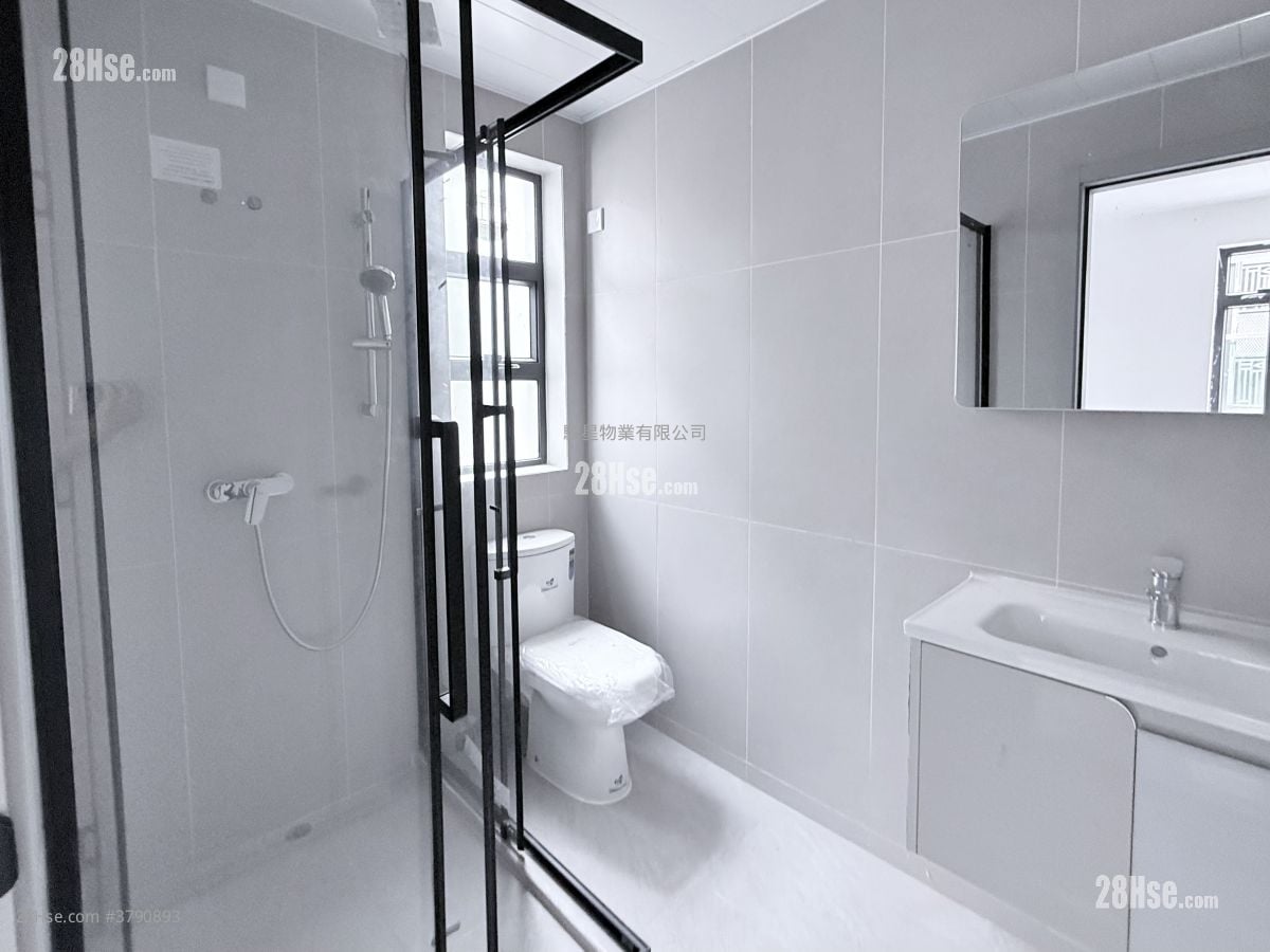 村屋 售盘 3 房 , 2 浴室 700 平方尺