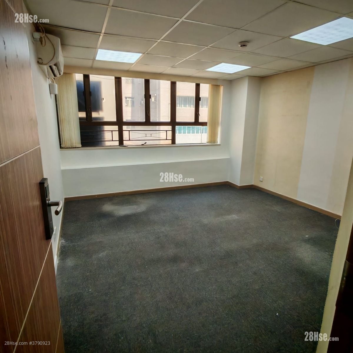 再发工厂大厦 租盘 220 平方尺