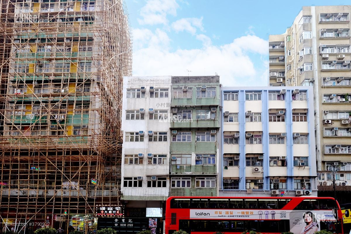 building outlook: 98-100 Cheung Sha Wan Road Rental 2 Bedrooms , 1 Bathroom 526 ft²