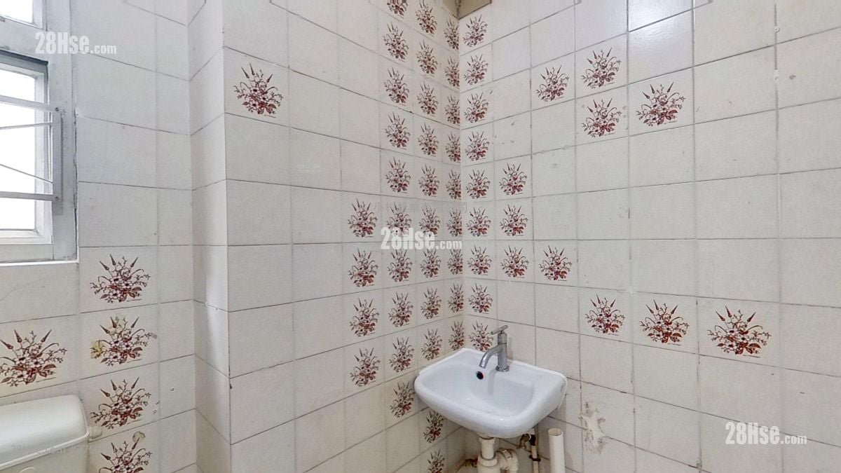 bathroom: Island Building Rental 1 Bedroom , 1 Bathroom 307 ft²