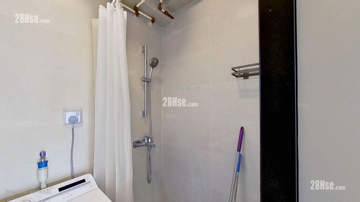 bathroom: Island Building Rental 1 Bedroom , 1 Bathroom 294 ft²