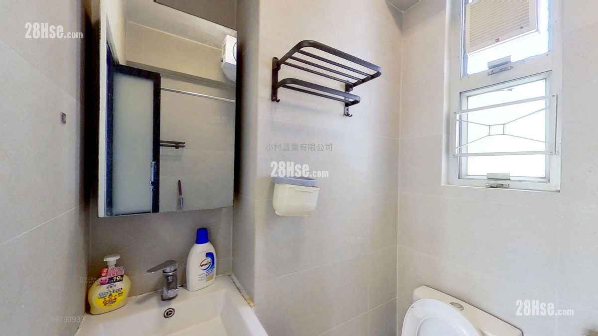 bathroom: Island Building Rental 1 Bedroom , 1 Bathroom 294 ft²