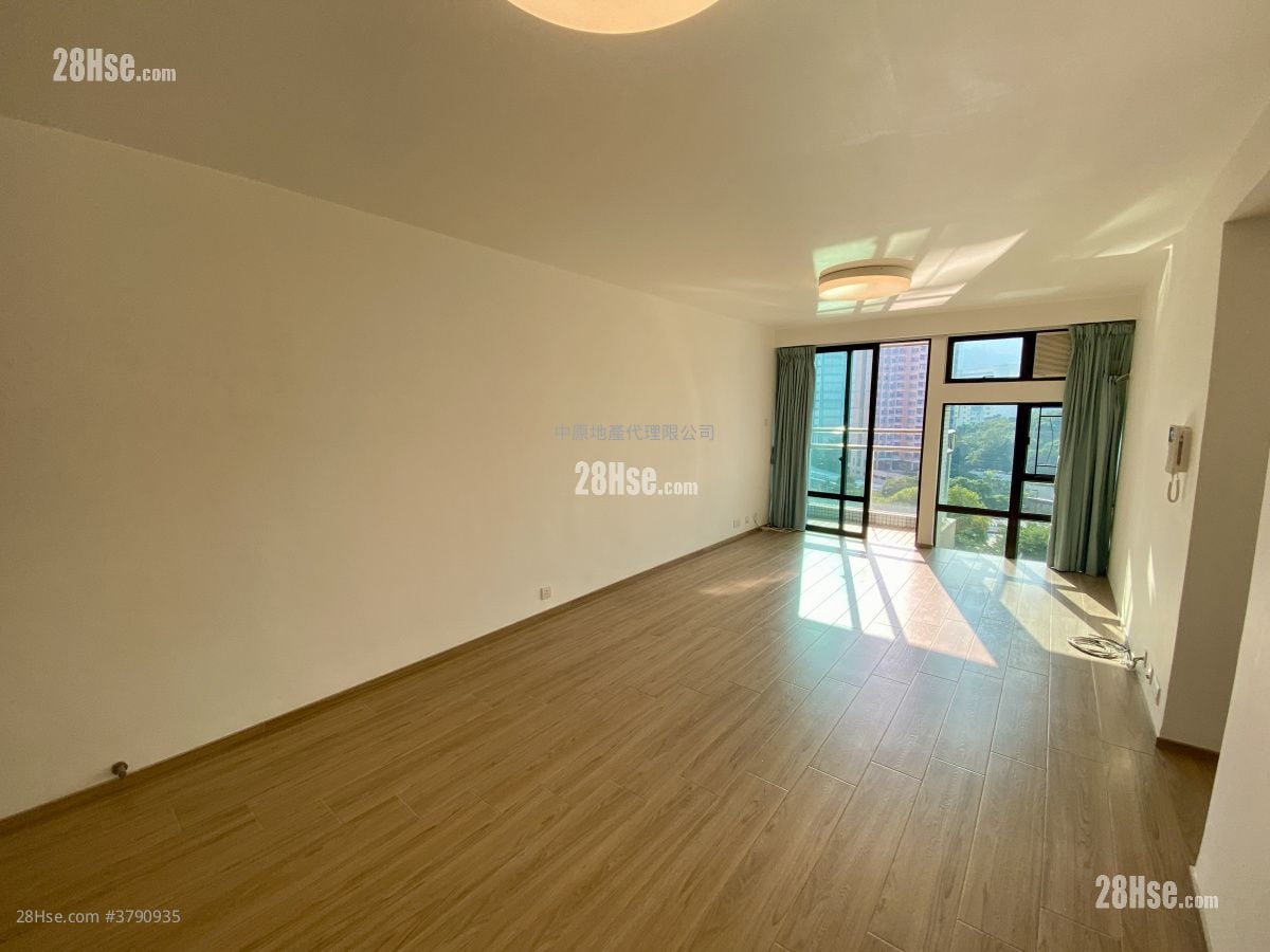 Royal Ascot Sell 3 Bedrooms 958 ft²