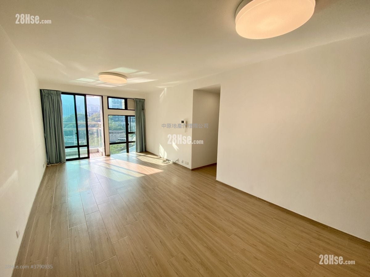 Royal Ascot Sell 3 Bedrooms 958 ft²