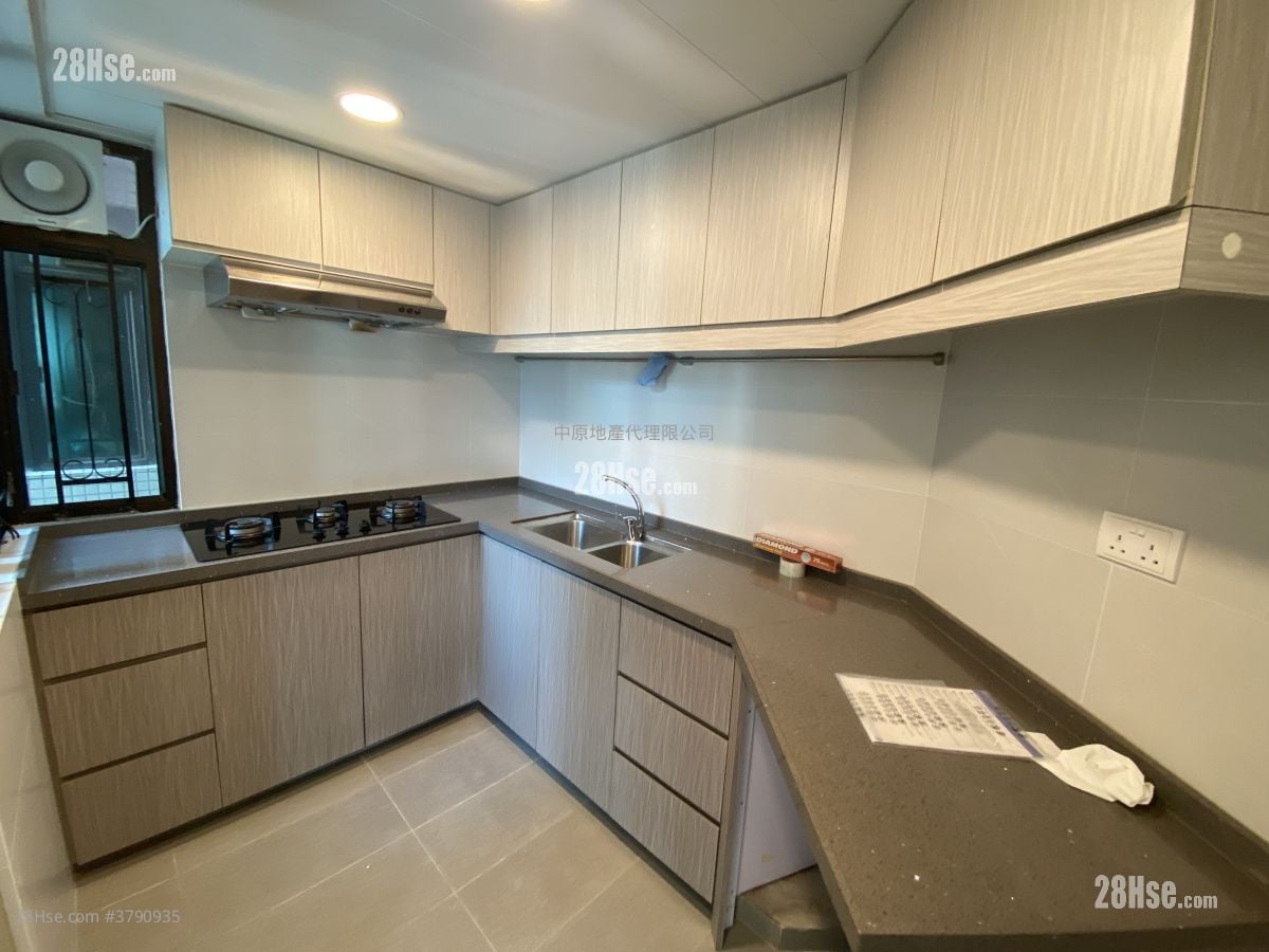 Royal Ascot Sell 3 Bedrooms 958 ft²