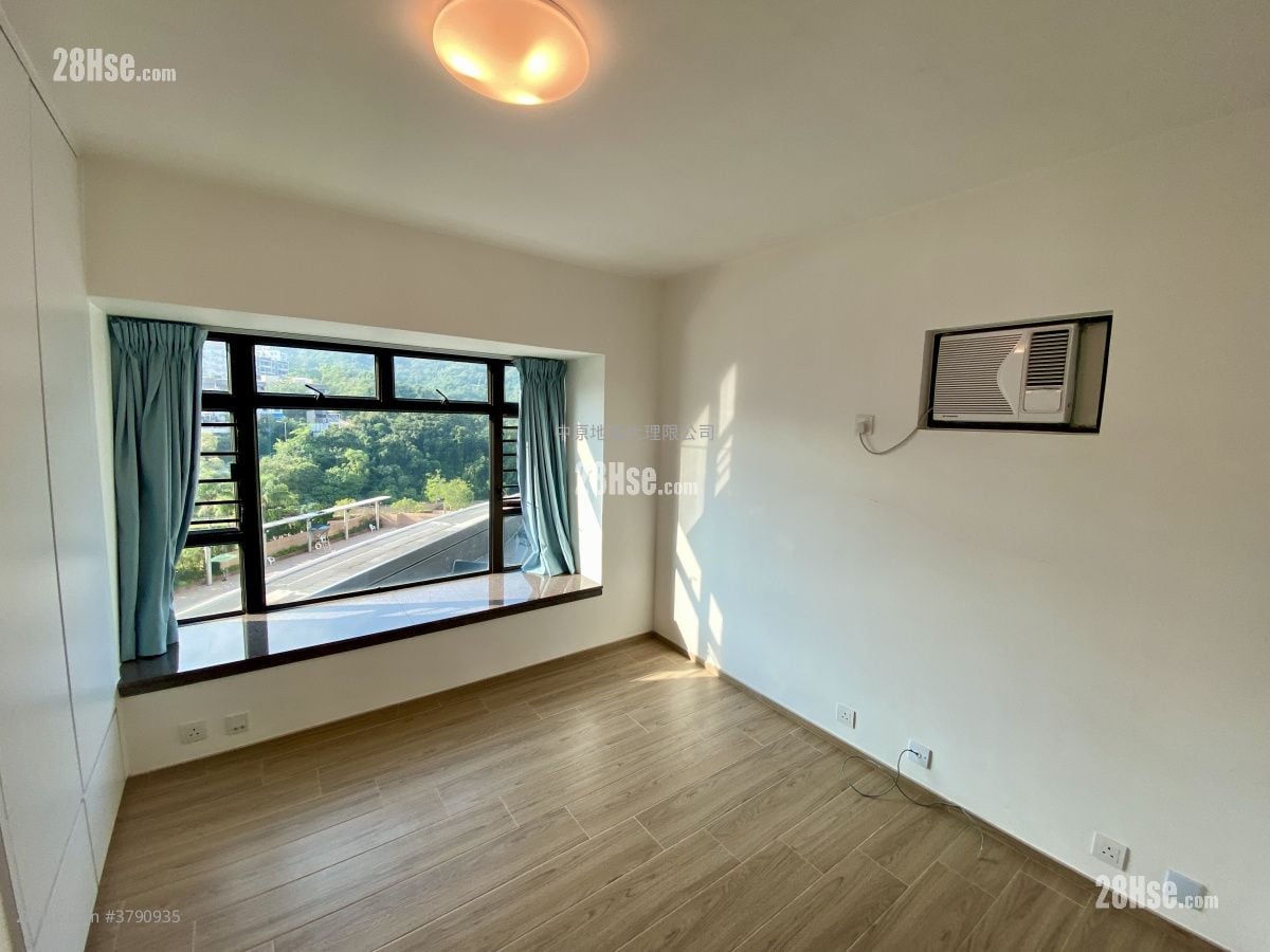 Royal Ascot Sell 3 Bedrooms 958 ft²