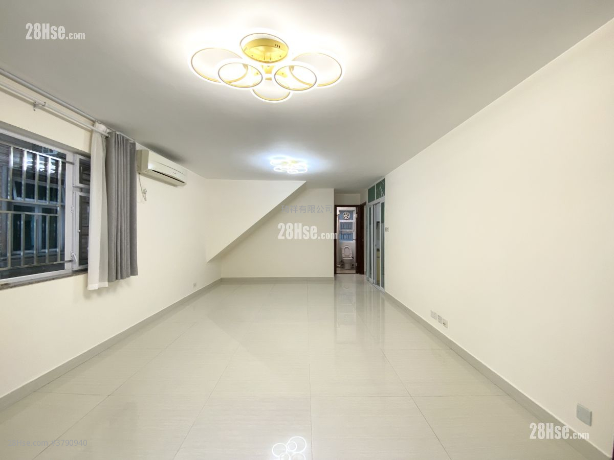 Village Sell 700 ft²