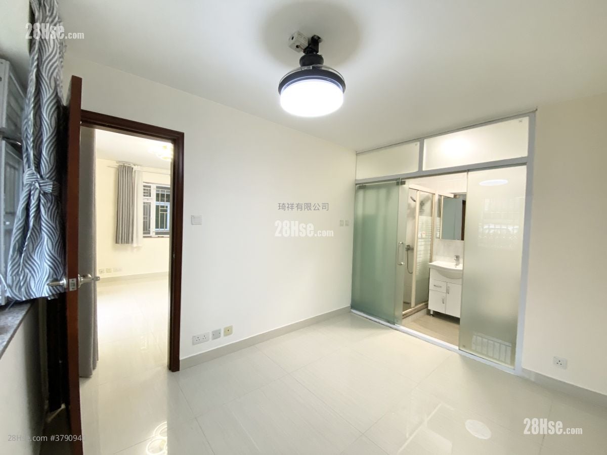 Village Sell 700 ft²