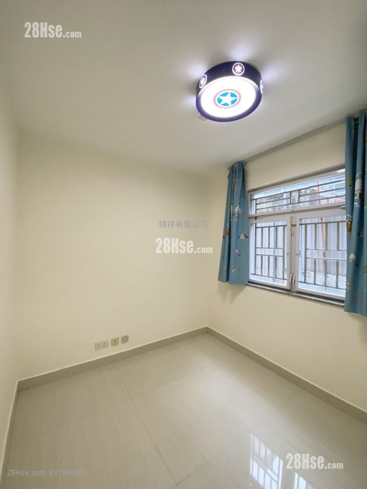 Village Sell 700 ft²