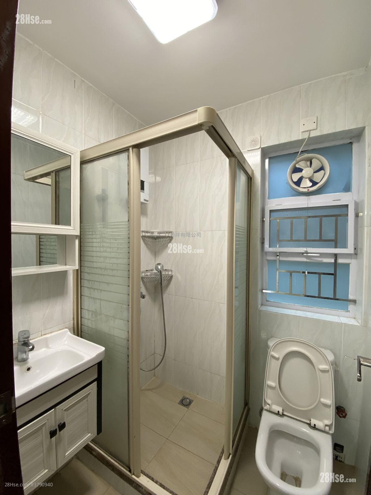 Village Sell 700 ft²