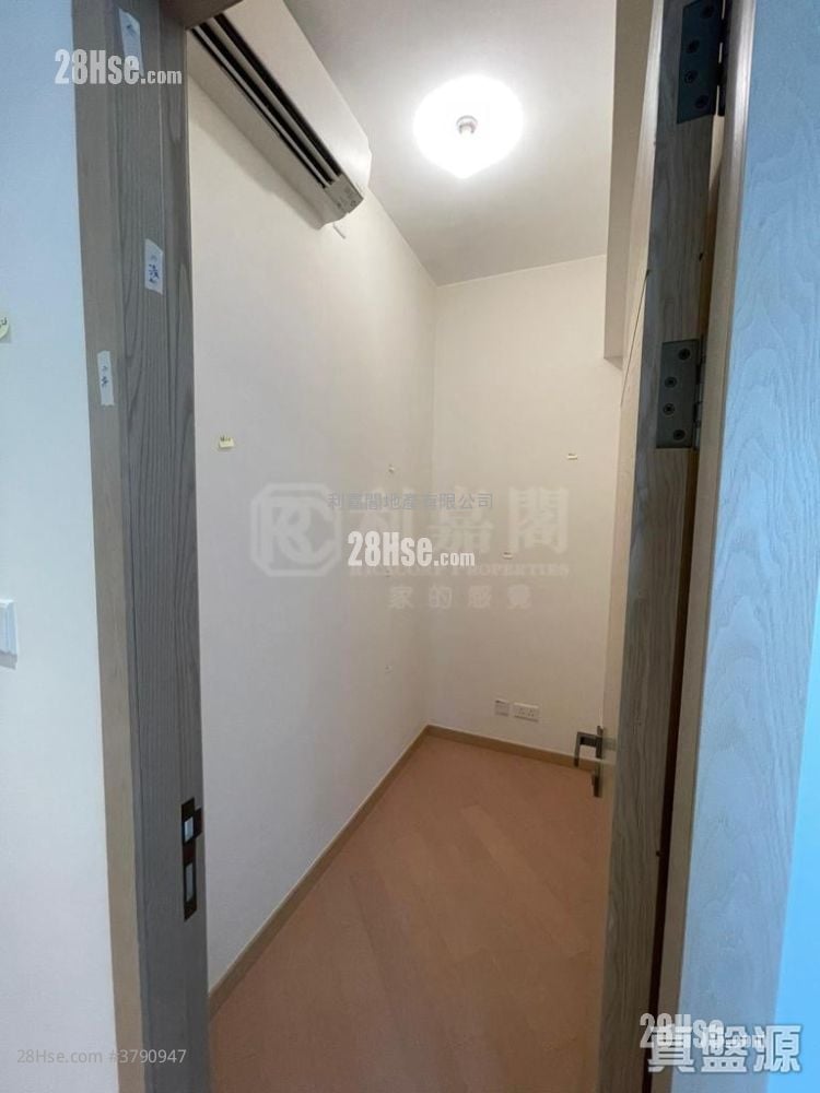 Grand Central Sell 2 Bedrooms , 1 Bathroom 593 ft²