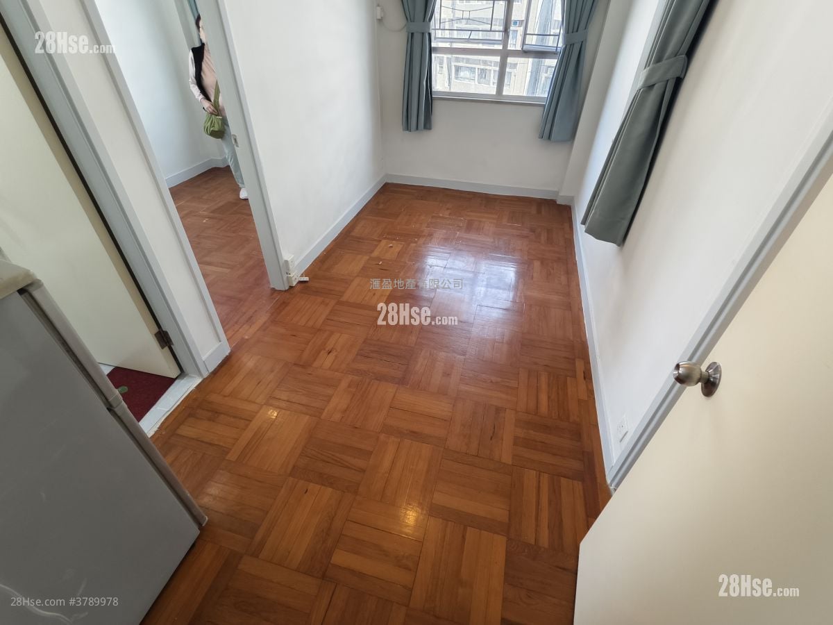 Ngan Fai  Building Sell 1 Bedroom , 1 Bathroom 255 ft²