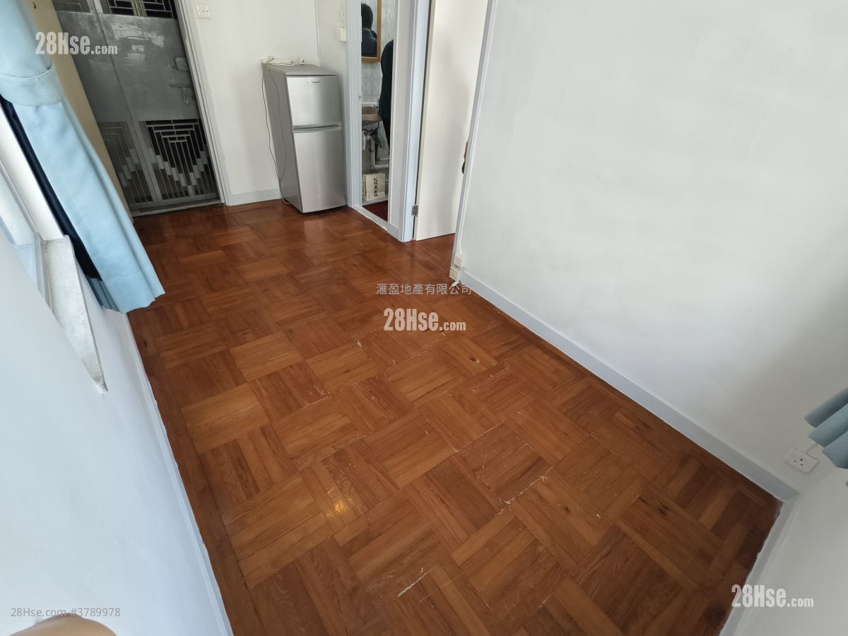 Ngan Fai  Building Sell 1 Bedroom , 1 Bathroom 255 ft²