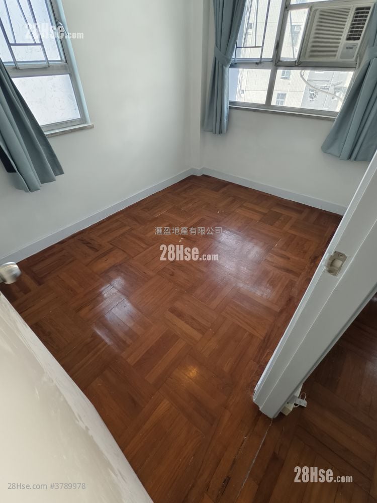 Ngan Fai  Building Sell 1 Bedroom , 1 Bathroom 255 ft²