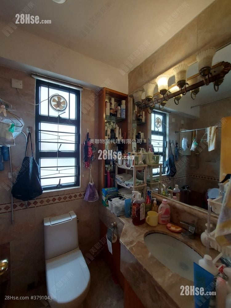 浴室: 艺典居 售盘 3 房 , 2 浴室 699 平方尺