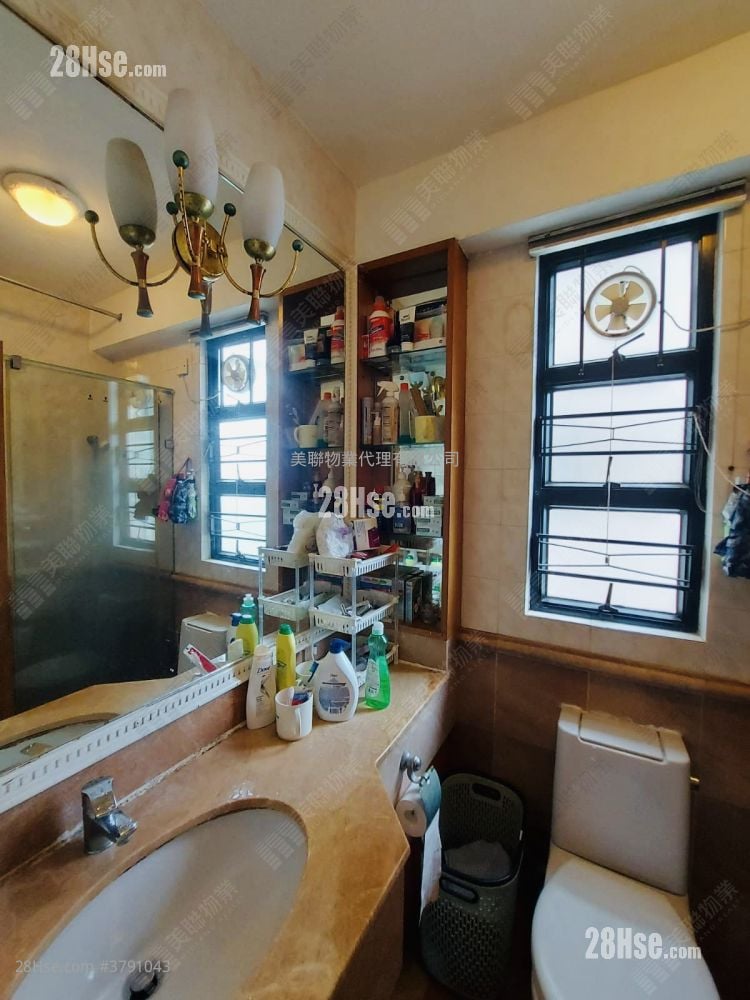 浴室: 艺典居 售盘 3 房 , 2 浴室 699 平方尺