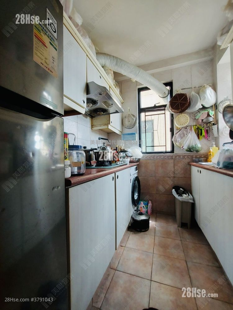 厨房: 艺典居 售盘 3 房 , 2 浴室 699 平方尺