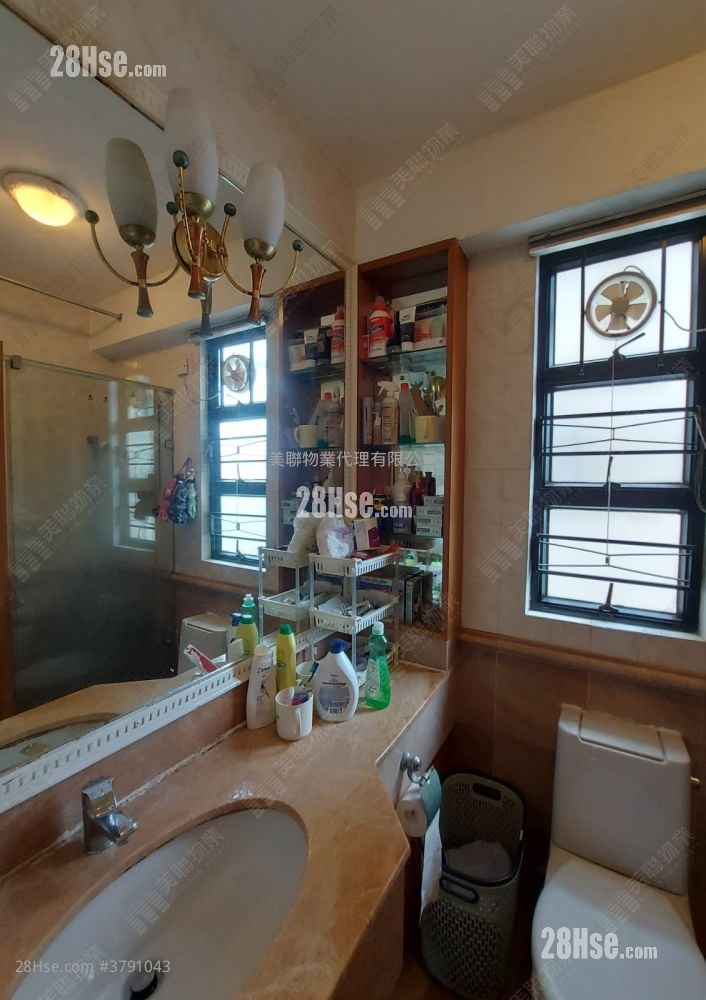 浴室: 艺典居 售盘 3 房 , 2 浴室 699 平方尺