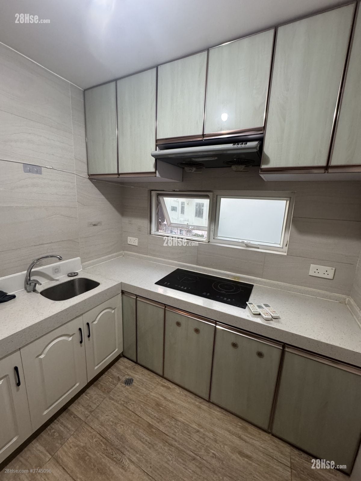 村屋 租盘 2 房 , 2 浴室