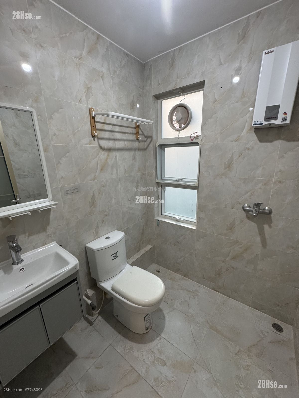 村屋 租盘 2 房 , 2 浴室