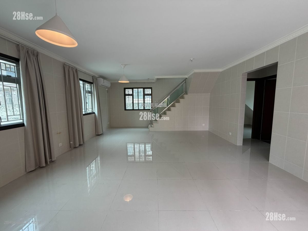 Village Rental 4 Bedrooms , 3 Bathrooms 1,400 ft²