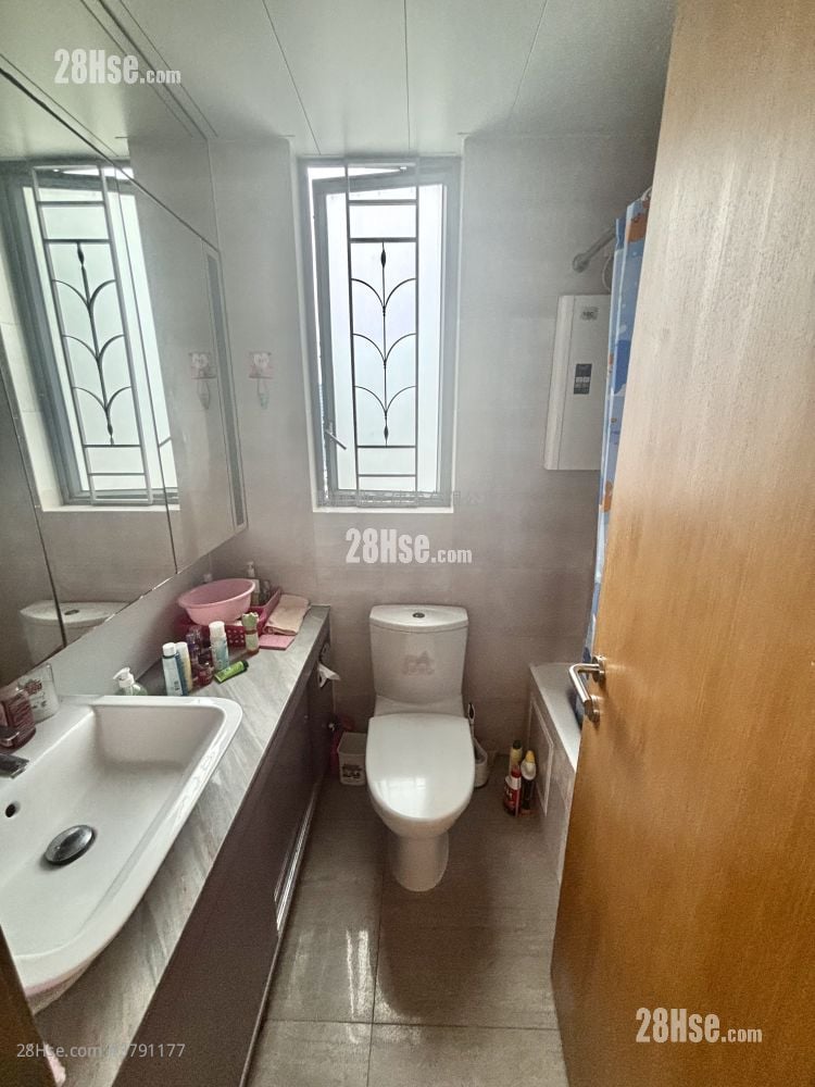 Cite 33 Sell 3 Bedrooms , 2 Bathrooms 677 ft²