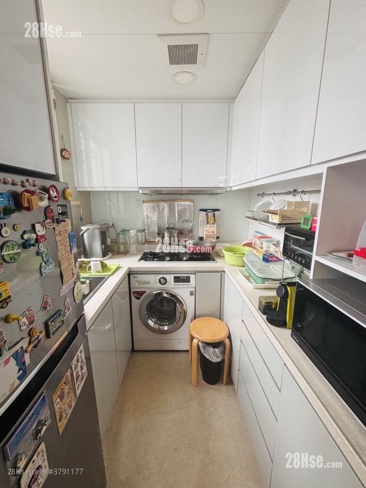 Cite 33 Sell 3 Bedrooms , 2 Bathrooms 677 ft²