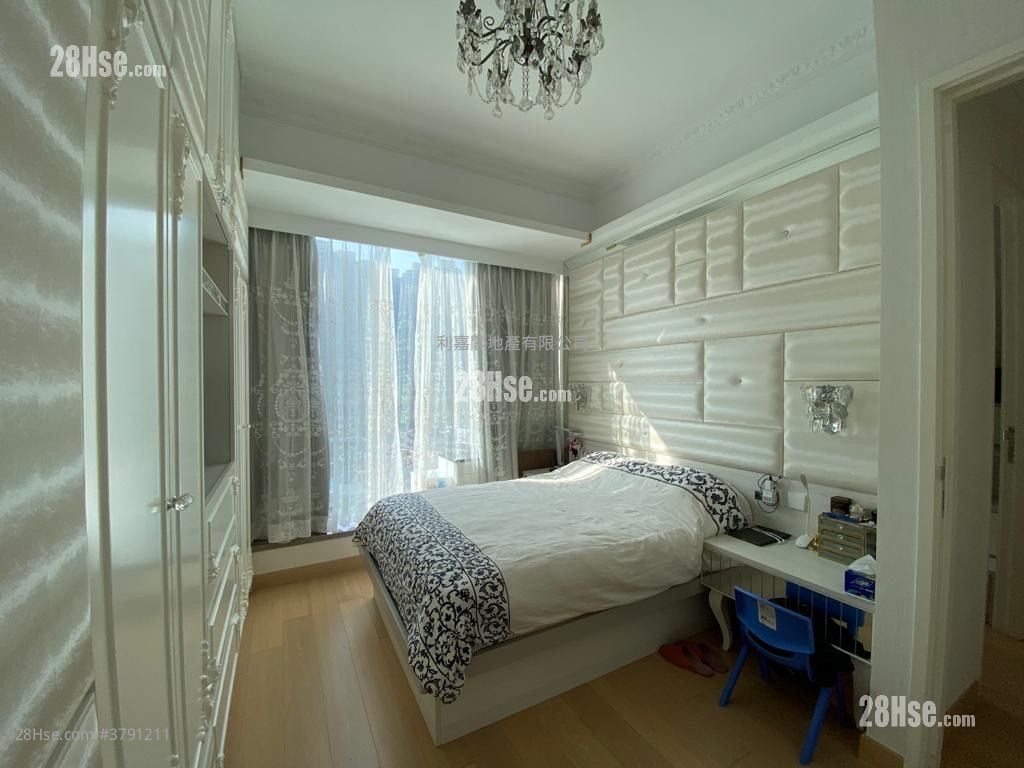 Capri Sell 3 Bedrooms , 3 Bathrooms 829 ft²