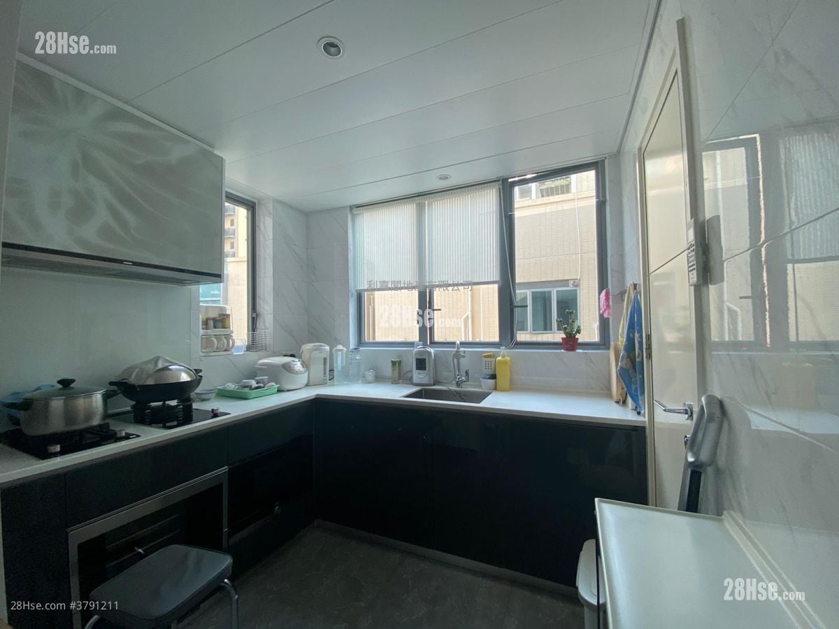 Capri Sell 3 Bedrooms , 3 Bathrooms 829 ft²